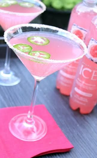 Grapefruit Jalapeno Martini @nella22 Jalapeño Cocktail, Do It Yourself Quotes, Martini Party, Perfect Martini, Cocktail Martini, Pink Cocktails, Pink Cocktail, Martini Recipes, Pretty Drinks