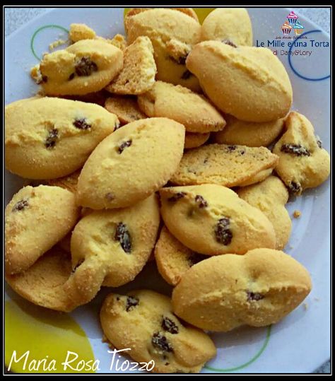 ZAETI, TIPICI BISCOTTI VENETI RICETTA DI: MARIA ROSA TIOZZO Ingredienti: 300 g farina di mais fioretto 200 g farina 00 150 g zucchero Mezza bustina di lievito 100 g burro morbido 100 ml latte 1 uovo 100 g uvetta Authentic Italian Tiramisu Recipe, Italian Biscuits, Cinnamon Roll Bread, Italian Cookie Recipes, Biscotti Cookies, Tiramisu Recipe, Italian Cookies, Sweet Potato Pie, Biscuit Cookies