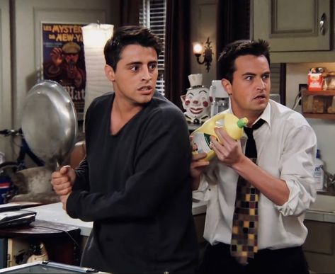 Friends Tv Show Scenes, Friends Iconic Scenes, Chandler And Joey, Chandler Friends, Joey Friends, Friends Best Moments, Friends Scenes, Friends Cast, Friends Tv Series