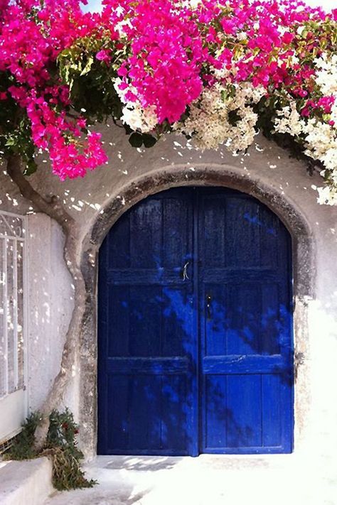 Amazing Gates, Walled Courtyard, Santorini Blue, Greek Blue, Gorgeous Doors, Santorini Island, Painted Front Doors, Blue Garden, Spanish House