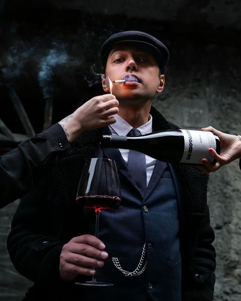 The Diary of a Sommelier🍷📖 on Instagram: “There is a new member in the Peaky Blinders family🕴🏻and is that one who drinks best of all 😏🍷 @digiovannawine @zieher_selection” Peaky Blinders Inspired Photoshoot, Peaky Blinders Photoshoot Ideas, Sommelier Photography, Peaky Blinders Family, Peaky Blinders Photoshoot, Man Drinking Wine, Musician Photoshoot, Wine Pics, Portrait Photography Men