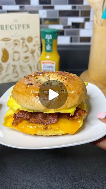 Bagel Recipes Sandwich, Bagels Breakfast Ideas, Bacon Egg And Cheese Bagel, Bagel Sandwich Ideas, Egg And Cheese Bagel, Egg Bagel, Breakfast Cupcakes, Bagel Breakfast Sandwich, Recipes Easy Quick