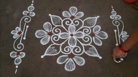 Muggu Painting On Floor, Rangoli Designs For Daily Use, Rangoli Designs Daily, Rangoli Daily Simple, Simpal Rangoli Image, Mugullu Rangoli Designs Simple, Design Muggulu Simple, Daily Muggulu With Dots, Simple Rongali