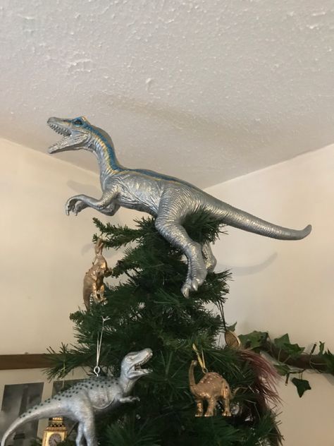 Dinosaur Christmas Tree Topper, Jay Christmas, Dinosaur Tree, Dino Christmas, Dinosaur Stuff, Dinosaur Christmas Tree, Xmas Tree Toppers, Tree Themes, Creative Christmas Trees