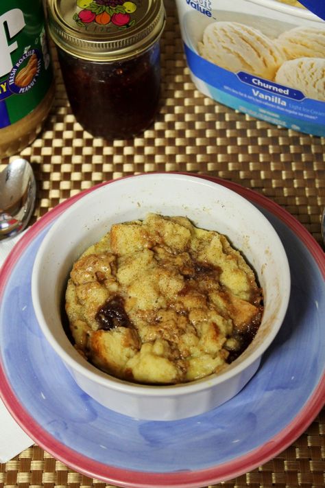 Individual Bread Pudding, Healthy Bread Pudding, Gluten Free Bread Pudding, Single Serve Dessert Recipes, Microwave Bread, Jar Desserts, Single Serve Meals, Mason Jar Recipe, Bread Pudding Easy