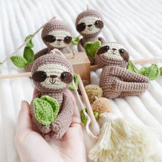 PEREZOSO AMIGURUMI 32765 Sloth Decor, Giraffe Nursery Decor, Crochet Zebra, Crochet Baby Mobiles, Crochet Sloth, Baby Mobil, Crochet Mobile, Mobile Nursery, Pola Amigurumi