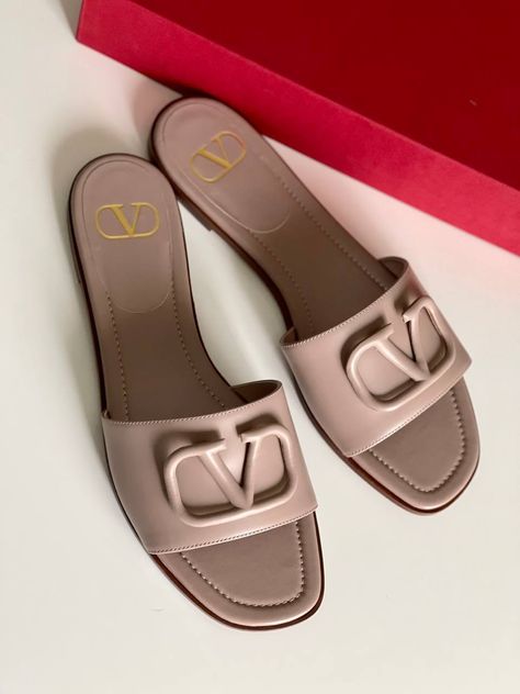 Valentino Slides Outfit, Valentino Sandals Outfit, Valentino Slippers, Products Aesthetic, Valentino Heels, Valentino Bag, Valentino Sandals, Aesthetic Skincare, Sandals Outfit