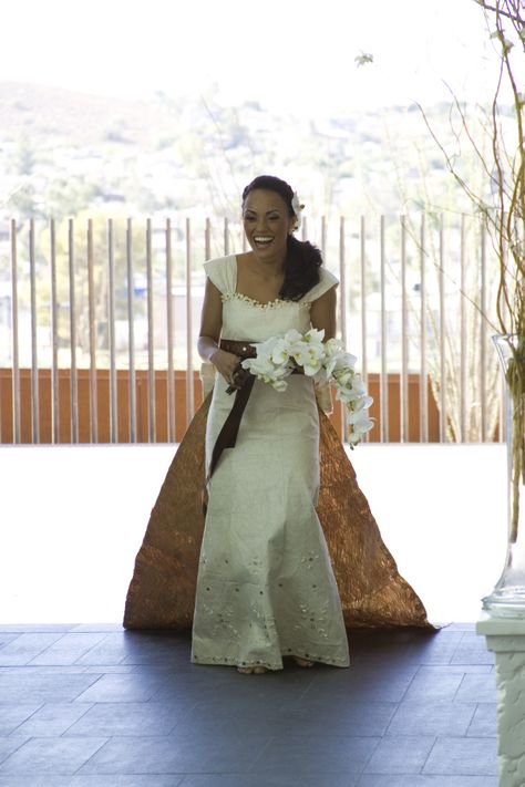 Beautiful tapa wedding dress Tapa Wedding Dress, Fijian Wedding Traditional, Wedding Dress Tropical, Tongan Wedding, Fijian Wedding, Fiji People, Island Wedding Dresses, Polynesian Wedding, Weddind Dress