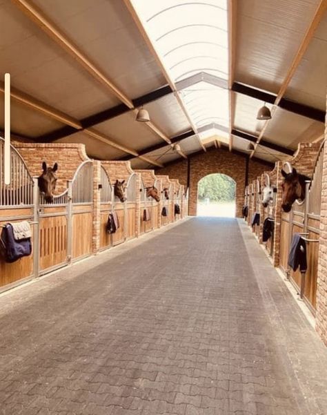 Farm Horses Stables, Farm Stable Ideas, Royal Horse Stables, Horse Stable House, Beautiful Stables Equestrian, Nice Horse Stables, Equestrian Stables Layout, Horses Stables Ideas, Rich Horse Stables