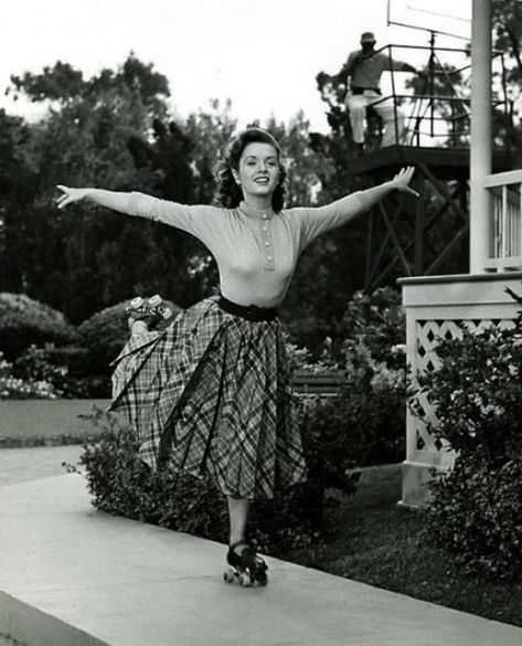 Debbie Reynolds on the set of I Love Melvin, 1950 Roller Skates Vintage, Nancy Reagan, Debbie Reynolds, Roller Girl, Carrie Fisher, Ronald Reagan, Roller Derby, Golden Age Of Hollywood, Roller Skates