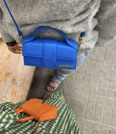 Jacquemus Bag Blue, Light Blue Purse Outfit, Blue Bag Outfit Ideas, Dark Brown Fur Coat, Blue Purse Outfit, Jacquemus Bag Outfit, Blue Bag Outfit, Light Blue Jeans Outfit, Jacquemus Bags