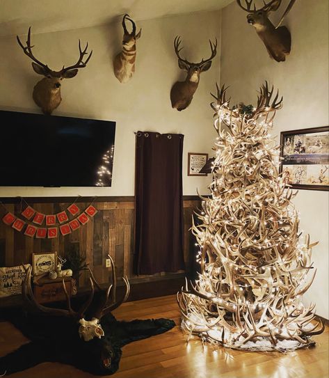 Christmas Antler Decor, Antler Christmas Tree, Deer Head Decor, Snowy Pinecone, Taxidermy Decor, Antler Christmas, Big Deer, Pinecone Garland, Deer Mounts