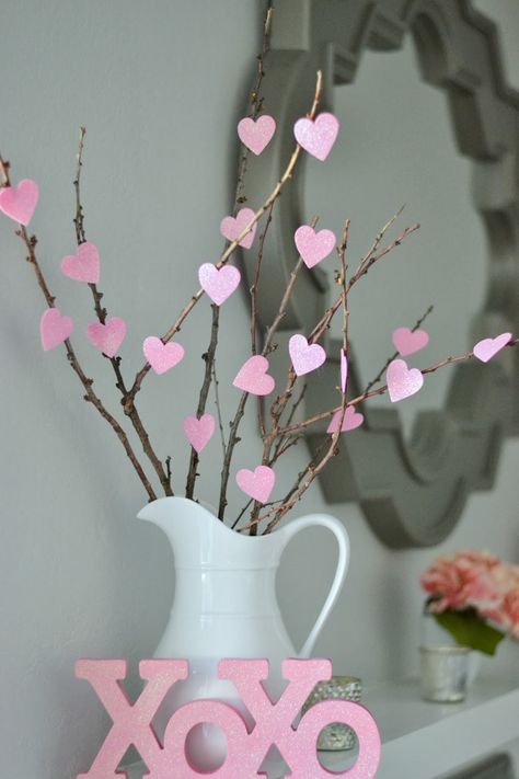 14 Lovely Valentine's Day Projects Valentine Craft Gifts, Selamat Hari Valentine, Diy Valentine's Day Decorations, Diy Valentines Decorations, Dekor Diy, Diy Valentine, Diy Valentines Crafts, Diy Centerpieces, Sweet Valentine