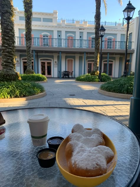 Disney Food At Home, Disney World Asethic, Disney Girl Aesthetic, Disneyworld Foods, Disney Beignets, Disney World Aesthetic Food, Disneyworld Aesthetic Pics, Disneyworld Aesthetic, Taking Food Into Disney World