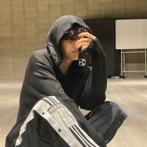 Taehyung Selca, Bts V Photos, Taehyung Abs, Black Hair Kpop, Taehyung Photoshoot, Stylish Boys, Foto Ideas Instagram, Kim Taehyung Wallpaper, Bts Face