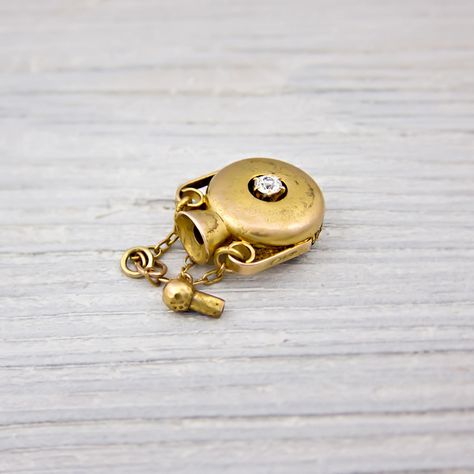 perfume bottle pendant Diamond Perfume, Erstwhile Jewelry, Gold Perfume, Old Perfume Bottles, Functional Jewelry, Pretty Perfume Bottles, Bottle Pendant, Beautiful Perfume Bottle, Antique Perfume Bottles