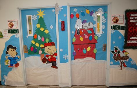 Charlie Brown Christmas Decorations, Christmas Cubicle Decorations, Christmas Hallway, Diy Christmas Door Decorations, Door Decorations Classroom Christmas, Classroom Christmas Decorations, Christmas Door Decorating Contest, Christmas Classroom Door, School Door Decorations