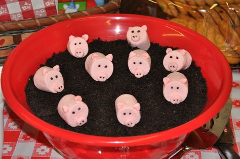 Marshmallow piggies in mud (dirt pudding)! Pig Marshmallows, Mud Recipe, Dirt Dessert, Dirt Pudding, Pig In Mud, Dirt Cake, Pudding Cups, Pig Party, Farm Birthday Party