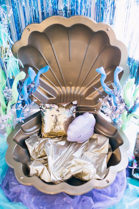 Mermaid Pirate Party, Mermaid Pool Parties, 4de Verjaardag, Sea Party Ideas, Mermaid Theme Birthday Party, Couple Halloween Costumes For Adults, Ariel Birthday, Mermaid Party Decorations, Mermaid Theme Party