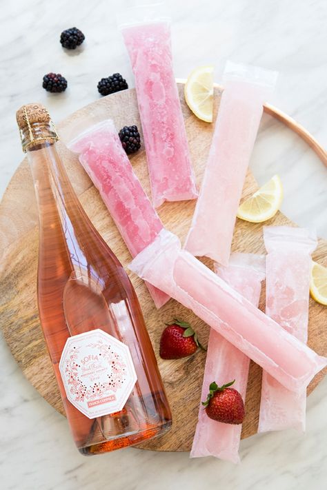 These Rosé Popsicles Are A Must Make, So Easy And Delicious! Wine Popsicles, Champagne Popsicles, Boozy Ice Pops, Popsicle Cocktail, Alcoholic Popsicles, Diy Popsicles, Boozy Popsicles, Blueberry Mojito, How To Make Rose