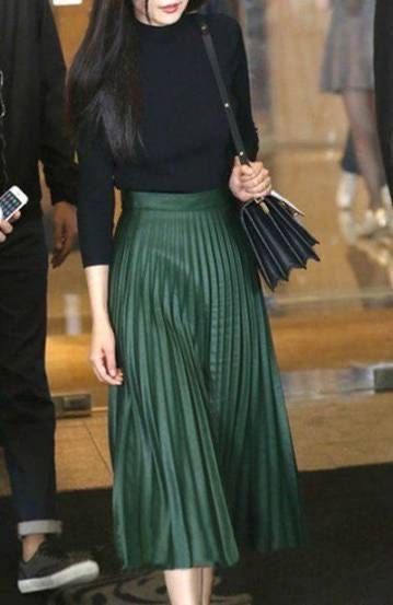 Green Pleated Skirt, Rok Outfit, Black Knitwear, Pleated Skirt Outfit, Skirt Diy, Rok Plisket, Leather Pleated Skirt, Rock Outfit, غرفة ملابس