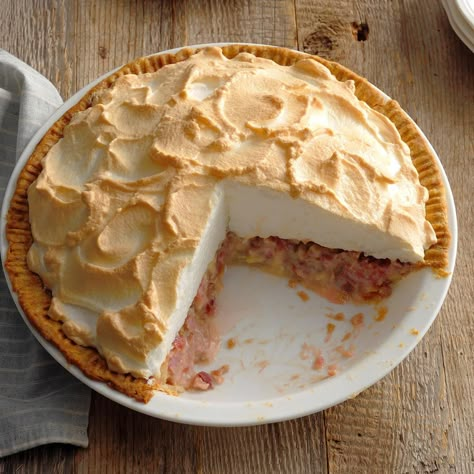 Contest-Winning Rhubarb Meringue Pie Pie With Meringue Topping, Rhubarb Meringue Pie, Rhubarb Meringue, Traditional Easter Desserts, Rhubarb Recipes Pie, Meringue Topping, Easter Pie, Meringue Pie Recipes, Streusel Muffins