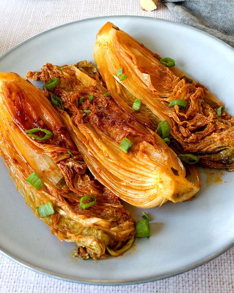 Une petite idée d'accompagnement un petit peu pimentée ! Du chou chinois braisé, mariné au gochujang et à la sauce soja. C'est un délice et ça accompagne parfaitement une viande grillée avec du riz par exemple. Parfait pour les repas de semaine. Napa Cabbage Recipes, Grilled Cabbage, Braised Cabbage, Christmas Meals, Festive Recipes, Cabbage Recipes, Quick Weeknight Meals, Edible Gifts, An Elf