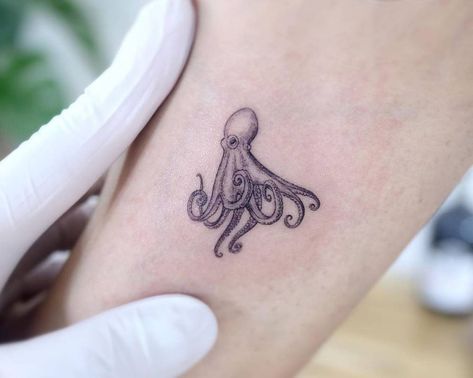 Octopus Tattoo Women, Fine Line Octopus Tattoo, Simple Octopus Tattoo, Octopus Tattoos Small, Cute Octopus Tattoo, Octopus Tattoo Ideas, Small Octopus Tattoo, Line Animals, Ocean Sleeve