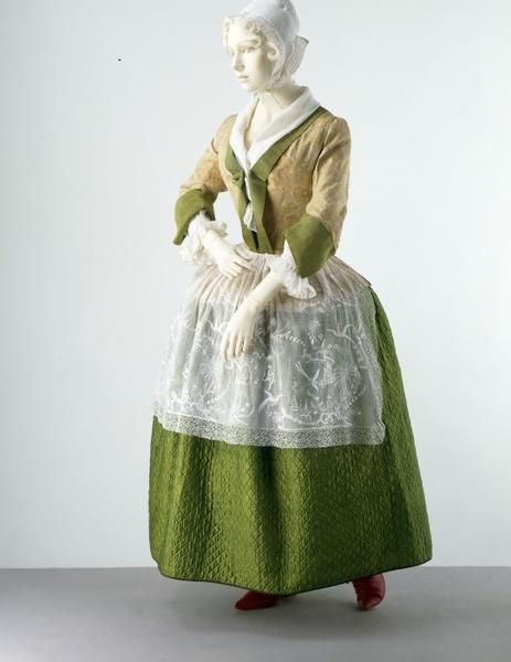 1740-1750 (made) 1740s Fashion, Quilted Petticoat, 18th Century Dresses, 1700 Fashion, Informal Dress, 18th Century Dress, 18th Century Costume, 18th Century Clothing, Century Dress