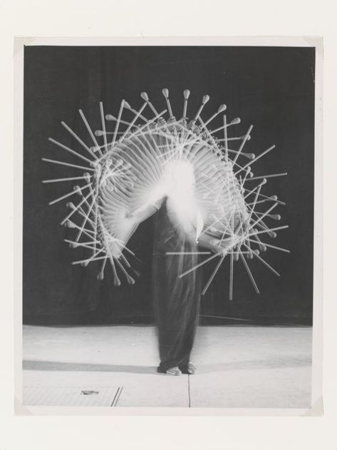 Baton Toss (Multiflash), c.1953-61, vintage print | Harold Edgerton | V&A Explore The Collections Harold Edgerton, Sequence Photography, Movement Drawing, Movement Photography, Early Photography, Daily Sketch, Strobe Light, Drawing Studies, An Engineer