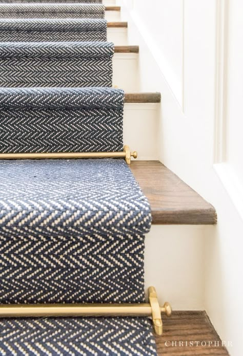 Carpeted Stairs, Carpet Diy, Stairway Decorating, Staircase Runner, Hallway Designs, House Stairs, Stair Runner Carpet, Carpet Stairs, Stair Runner