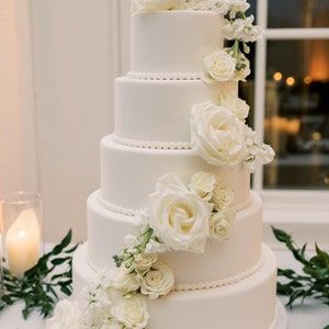 White Roses Wedding Cake, Wedding Cake With Real Flowers, Wedding Cake 4 Tier, Wedding Cake With White Flowers, Timeless Wedding Cake, Five Tier Wedding Cake, Faux Wedding Cake, Tall Wedding Cake, Fake Wedding Cake