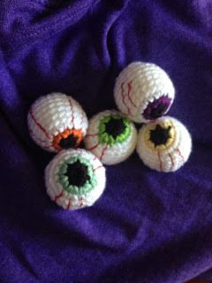 Yarni Gras!: Crochet eyeball pattern...freebie! *I made these and stuffed them with stuffing instead of a ping pong ball and they turned out great!!* Easy Halloween Crochet, Crochet Eyeball, Crochet Eyes, Halloween Crochet Patterns, Crochet Vintage, Crochet Fall, Holiday Crochet, Crochet Decoration, Crochet Pumpkin