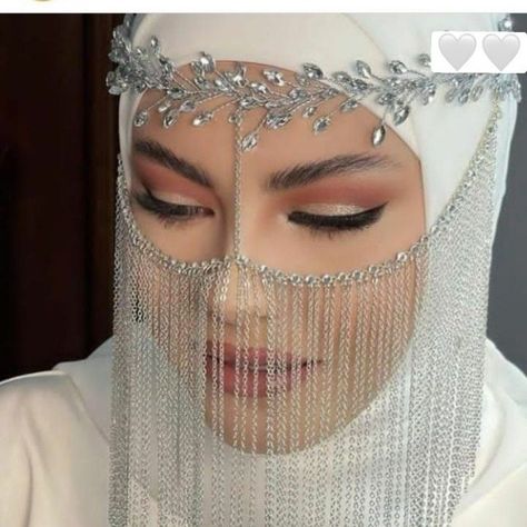 Wedding Arab, Niqabi Bride, Bridal Hijab Styles, Arabian Wedding, Simple Hijab Tutorial, Beaded Headpiece, Chain Headpiece, Muslimah Wedding, Estilo Hijab