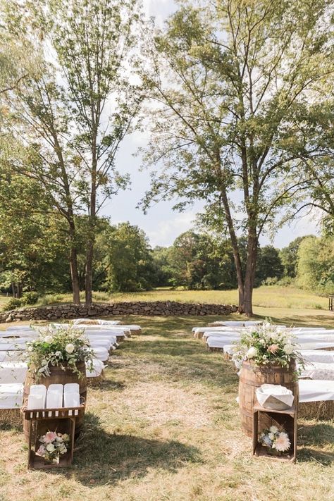 Hay Bale Wedding, Farm Wedding Ceremony, Seating Outdoor, Rustic Wedding Seating, Rustic Wedding Photography, Rustic Farm Wedding, Rustic Outdoor Wedding, Ceremony Seating, Rustic Weddings