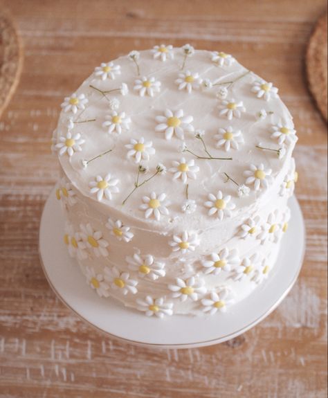 Daisy Cake, 2nd Birthday Party For Girl, Flower Birthday Party, Daisy Cakes, Daisy Party, 1st Birthday Themes, Pretty Dessert, Simple Birthday Cake, Pretty Birthday Cakes