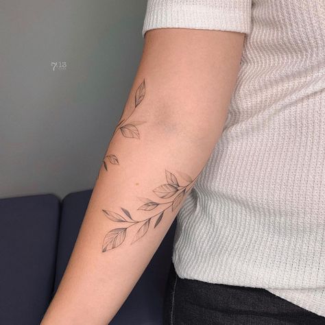 Armband-Look Flower Tattoo. Two leafy branches create a wrap-around look. Click through for 40 beautiful flower tattoo ideas. #tattoo #flowertattoos #tattooinspiration IG: @dearpony Arm Wrap Tattoo, Flower Vine Tattoos, Wrap Around Wrist Tattoos, Floral Arm Tattoo, Around Arm Tattoo, Wrap Around Tattoo, Artwork Tattoo, Wrap Tattoo, Flower Wrist Tattoos