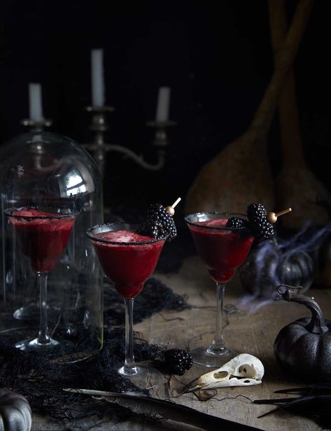 A bewitching twist on a classic Bellini, guaranteed to intrigue Halloween guests Halloween Bellini, Dark Cocktails, Bellini Recipe, Vampire Party, Enchanted Party, Black Food Coloring, Halloween Party Dinner, Ball Birthday, Cooking Advice