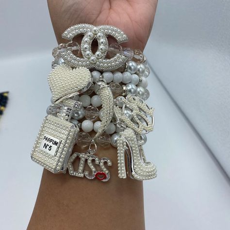 Baddie Accessories, Beaded Bracelets Ideas, Bracelets With Charms, Lux Jewelry, Chunky Charm Bracelet, Arm Candy Bracelets, Stacked Beaded Bracelets, Bracelet Inspiration, Bracelets Collection