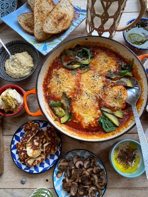 Middle Eastern Food Aethstetic, Arab Breakfast, Middle Eastern Breakfast, Shakshuka Eggs, Arabic Breakfast, Eggs Tomato, Middle Eastern Dishes, Eastern Cuisine, Brunch Ideas