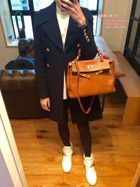 HERMES BAG Hermes Kelly Retourne Outfit, Kelly 35 Hermes Outfit, Hermes Kelly 32 Street Style, Hermes Kelly Bag Outfit, Hermes Outfit, Oversized Coat Outfit, Birkin Gold, Monochrome Wardrobe, Hermes Kelly 35