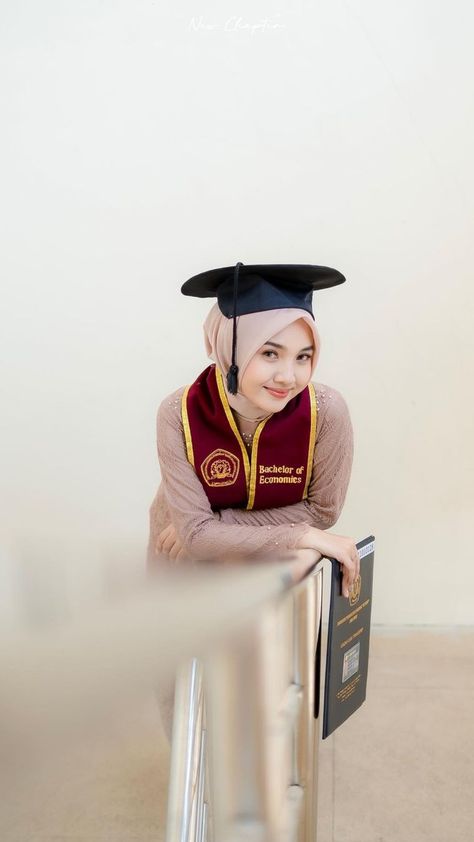 Preconvo Idea, Graduation Mood Board, Graduation Outdoor Photoshoot, Kebaya Wisuda Simple, Graduation Ideas Photoshoot, Outdoor Graduation Photoshoot Ideas, Graduation Pose Ideas, Wisuda Photoshoot, Graduation Shoot Ideas