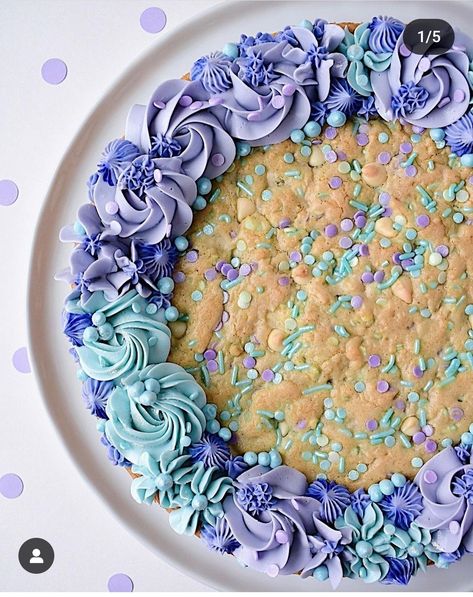 Cookie Cake Decorated, Cookie Cake Frosting Designs, Cookie Cake With Flowers, Cookie Cake Designs Aesthetic, Decorated Cookie Cake, Cute Cookie Cake Designs Birthday, Cute Cookie Cake Designs, Cookie Cake Decorating Ideas, Cake Frosting Designs