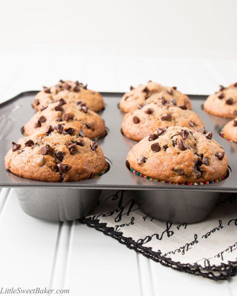 These banana chocolate chip muffins are moist, flavorful and not too sweet. They make for a great everyday breakfast or snack. Muffins Banana Chocolate Chip, Small Batch Banana Muffins, Bakery Style Chocolate Chip Muffins, Muffin Top Recipes, Bakery Style Muffins, Banana Chocolate Chip Muffins, Slow Cooker Desserts, Baking Muffins, Banana Chocolate