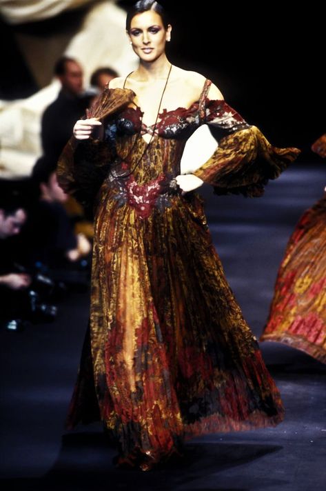 90s High Fashion, Dior Collection, Runway Fashion Couture, Christian Dior Haute Couture, 80s And 90s Fashion, 20s Fashion, Gianfranco Ferre, Christian Dior Couture, Dior Couture