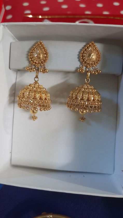 Gold Jumki With Pearl, Zumka Design Gold New, Zumka Earrings Gold, Earrings Gold Jumkas, Gold Zumka Design, Gold Jhumki Indian Jewelry, Jumka Design Gold, Gold Jhumka Earrings Bridal, Gold Jhumka Designs