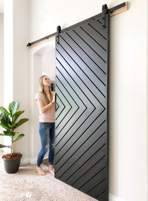 Learn how to build a gorgeous fixer upper style MODERN barn door with these easy to follow instructions, complete with photos! Vstupná Hala, Interior Sliding Barn Doors, Barn Door Designs, Rolling Barn Door, Modern Barn Door, Fixer Upper Style, Black Door, Diy Barn Door, Modern Barn