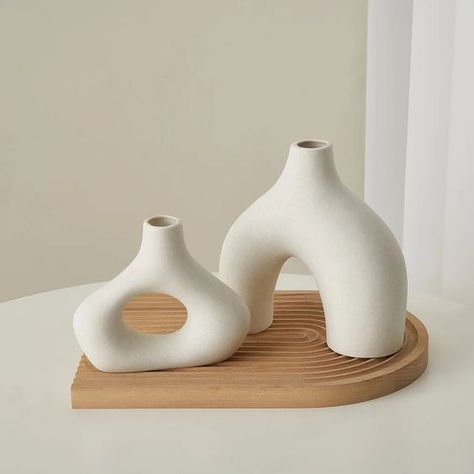 DESCRIPTION : Apportez une touche d'élégance et de modernité à votre intérieur avec cet ensemble de vases décoratifs en céramique. Parfaits pour sublimer n'importe quelle pièce de votre maison, ces vases aux formes innovantes et sculpturales captiveront tous les regards. CARACTÉRISTIQUES : ◾ Matériau : Céramique et porcelaine◾ Couleur : Blanc◾ Style : contemporain, minimaliste◾ Parfait pour les fleurs séchées, branches décoratives ou comme objets de décoration seuls. Vase Decoration, Deco Salon, Vases Decor, Home Interior Design, House Interior, Dream House, Jordan, Vase, Interior Design