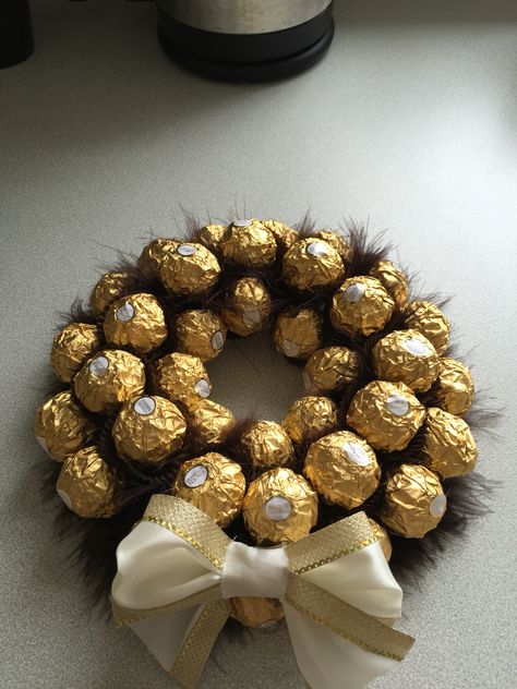 Sweet Wreath, Chocolates Ferrero, Edible Christmas Gifts, Chocolate Flowers Bouquet, Christmas Neighbor, Sweet Trees, Easy Diy Christmas Gifts, Chocolate Flowers, Chrismas Gifts