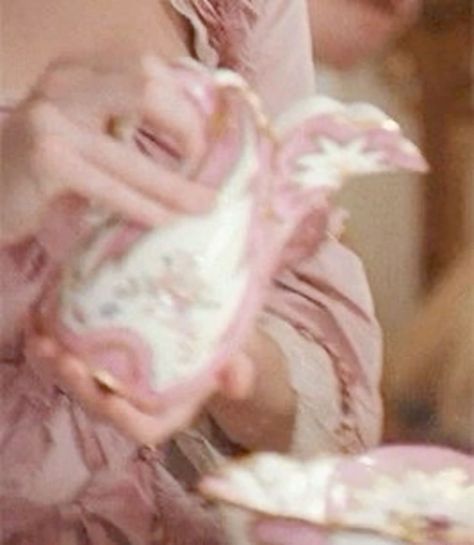 Marie Antoinette Gif, Pink Rococo, Rococo Aesthetic, Marie Antoinette 2006, Princess And The Pauper, Sofia Coppola, Princess Aesthetic, Aesthetic Gif, Period Dramas